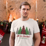 Rustic Red Play God jul Träd Anpassningsbar T Shirt<br><div class="desc">Den här anpassningsbarna har rustik helgdag t-shirt med trendig röd plätering och grönt Julgranar ovanför ditt budskap God jul. En söt personlig och ett traditionellt utseende som för närvarande finns i stil igen,  denna festliga garanti är perfekt för familjeåterförening. Klassisk och nostalgisk design.</div>