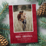 Rustic Red Winter-jul - ett foto Julkort<br><div class="desc">Den här enkla och roliga helgdag har ditt bästa porträtt-foto över ett orustiskt pappert struktur i mörk Red färg och ord "God jul" i vintagens skripttext. Perfekt för hälsningskort för jordbrukshus stil. Lägg enkelt till det bästa fotot, din familj namn och året med hjälp av mallen. Lägg till ett personligt...</div>