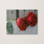 Rustic Röd ros Pussel<br><div class="desc">Ett pussel med ett foto av två röd ros över en bakgrund av barnved.</div>