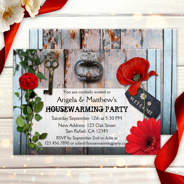Rustic Romantic Blommigt Wood Houseuppvärmning Inb Inbjudningar (Rustic housewarming invitation featuring a wood panel with door knocker, key and red flowers)