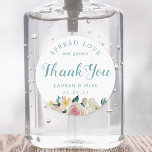 Rustic Rosa Blommigt Wedding Favor Hand Sanitizer Runt Klistermärke<br><div class="desc">Anpassningsbar-designad möhippa-/bröllopsfest-handsrengöringsmedel är till för--etiketter/klistermärken som innehåller "spill kärlek not groms" med  utformning av bukett med rosor med vattenfärg i rosa.</div>
