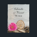 Rustic Rosa Daisy Woodland Bröllop Fleecefilt<br><div class="desc">Den nyfödda bruden och brudgummen kommer att göra att kärlek kan snurra sig under toppen mjuka Daisyn för Rustic Rosa Woodland Bröllop Fleece Blanket. Det mysiga temat för skogen, bröllop, i anpassningsbar, är ett charmerande fotografi av blommigten av en daisy av rosa, ett naturligt träsegment där blommar ord brinner på...</div>