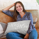 Rustic Simple Modern Mr. och Gift Grått Lumbarkudde<br><div class="desc">Den Rustic Simple Modern Mr. och Gift Grått Lumbar Pillow är ett unikt och speciellt sätt att visa ditt älskade ett eller nyfödda par hur mycket de elak till dig. Det är inte bara snyggt och bekvämlighet i kudden, utan det är också säkert att du kan ta med glädje och...</div>