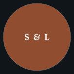 Rustic Simple Monogram Bröllop-kuvert Stickers Runt Klistermärke<br><div class="desc">Dessa elegant terracotta bröllop kuvertförseglingar har minimal serif-,  ampersand- och skripttypografi. Anpassa dessa bröllop-kuvertförseglingar med namn,  uppgifter om bröllopsdagen och mycket annat.</div>