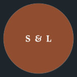 Rustic Simple Monogram Bröllop-kuvert Stickers Runt Klistermärke<br><div class="desc">Dessa elegant terracotta bröllop kuvertförseglingar har minimal serif-,  ampersand- och skripttypografi. Anpassa dessa bröllop-kuvertförseglingar med namn,  uppgifter om bröllopsdagen och mycket annat.</div>