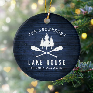 Rustic Sjö House Boat Oars Träd Blue Wood Print Julgransprydnad Keramik