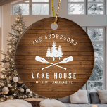 Rustic Sjö House Boat Oars Träd Wood Print Julgransprydnad Keramik<br><div class="desc">En vacker, rustik, tematisk keramisk prydnadsprodukt med familjen namn och "Sjö House" eller annan önskad text tillsammans med dess fastställda datum och plats. Den här anpassningsbarna har en unik utformning med en vit silhuett av korsade öron och gräs träd på en färgad av rik av träplåtar. Ett charmerande tillägg till...</div>