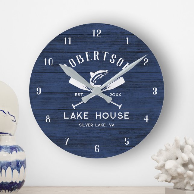 Rustic Sjö House Family Namn Blue Wood Clock Rund Klocka (Skapare uppladdad)