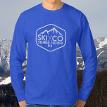 Rustic Ski Mountain Steamboat Vår Colorado Tee<br><div class="desc">Denna anpassningsbar långärmad-skjorta har en vintage stil-logotyp med skidberg täckt av snö och rustiska skidburkar täckta av. Lägg till anpassningsbarna - SKI CO, SKI VT, SKI CA etc. och ditt favoritskidberg. Det finns också plats för ditt namn eller initialer. Underbar för att du bär under jacka på backarna eller som...</div>