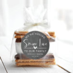Rustic S'more Kärlek Favor Classic Round Sticker Runt Klistermärke<br><div class="desc">De här vackra klistermärkena är perfekt för babyduschfavörer,  möhippor,  födelsedagsfester och bröllop. Se hela samlingen för mer matchande objekt!</div>