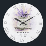 Rustic Snöre Lavender Farmhouse Bröllop-årsdagen Stor Klocka<br><div class="desc">En rustisk, lantbrukare, modern stuga, elegant, personlig bröllop-årsjubileum med en vattenfärgad målning av en lavendel och snöre (detta är en digital effekt, inte ett äkta snöre) och ord "Bröllop-årsdag" i elegantens kalligrafi, liksom romerska siffror för klockan ansikte. En trevlig gåva från personligt bröllp eller bröllop för ett ungt par -...</div>