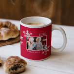 Rustic Snowflake Red Photo Mugg<br><div class="desc">Njut av hett kakao eller ditt kaffe med detta festliga helgdag i ett djupt rött med rustiskt snöflingor,  ett foto som speglas på baksidan med familjen namn nedan.</div>