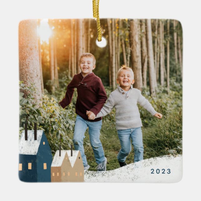 Rustic Snowy Village Scene Photo Ceramic Ornament (Framsida)