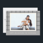 Rustic Soft Grått Play Anpassningsbar Foto Julens  Julkort<br><div class="desc">Den tidlösa designen har ett mjukt grått som läggs gräns runt ett centrerat foto, med "Glad helg" och en anpassade familj namn under i vanlig vit text. Den neutralt paletten och den rena layouten gör den till ett mångsidigt alternativ för modernt, traditionellt eller minimalistiskt stilar. Perfekt för familjer, mor- och...</div>