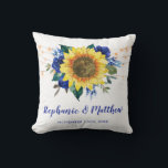 Rustic Solblommor Blue Blommigt Ljus Bröllop Kudde<br><div class="desc">Den här kudden har solblommor med vattenfärg,  blå ro och sträng ljus. Anpassa den med namn och datum. Denna kudde ingår i en samling som omfattar matchande bröllop-papper och -gåvor. Besök vår affär för att se det produktsortiment som du kan anpassa till bröllop.</div>