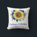 Rustic Solblommor Blue Blommigt Ljus Bröllop Kudde<br><div class="desc">Den här kudden har solblommor med vattenfärg,  blå ro och sträng ljus. Anpassa den med namn och datum. Denna kudde ingår i en samling som omfattar matchande bröllop-papper och -gåvor. Besök vår affär för att se det produktsortiment som du kan anpassa till bröllop.</div>
