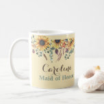 Rustic Solros Botanical Maid of honor Mugg<br><div class="desc">Det här söt kaffet mugg har en rustik visning av solblommor, eukalyptus och andra botaniska ämnen som bryts ned över toppen. Bakgrunden är en grå gult och texten är mörk brun och grönt. Du personifierar det med din Maid of honor namn. Du kan också byta från Maid of honor till...</div>
