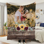 Rustic Solros Bröllop par Foto Fleecefilt<br><div class="desc">Det här landsbyggsbröllopet med rustiska solrosor och burgiga ro ger en perfekt gåva. Den här filten har solblommor av gult med burgundy ro och baby utandning och sprider grönt på träbakgrund. Det här är ett perfekt färg-program för ett sent sommar- eller höstbröllop. Anpassa till namn och bröllop.</div>