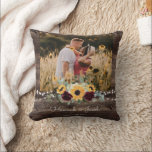Rustic Solros Bröllop par Photo Ull Blank Kudde<br><div class="desc">Den här soloblomman och ro-landsbyggsbröllopet är en perfekt gåva. Den här kudden har solblommor med gult i vattenfärg med burgundy ro och baby utandning och ger grönt på träbakgrunden. Det här är ett perfekt färg-program för ett sent sommar- eller höstbröllop. Anpassa till namn och bröllop.</div>