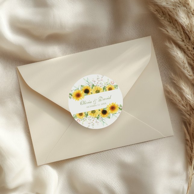 Rustic Solros Delight Bröllop Runt Klistermärke (Rustic Sunflower Delight Wedding Classic Round Sticker on an elegant wedding envelope.)