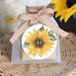 Rustic Solros, Fall bröllopsförmån Runt Klistermärke<br><div class="desc">De här charmerande solrosigillerna i bröllop är den perfekt som avslutar beröring för dina geliktemetterade djur. Designade med ett vackert solrosmotiv är dessa klistermärken varma och livliga sommar- och höstsäsonger. Varje dekal kan vara personlig med bruden och brudgummen i initialer, och lägga till ett intimt och skräddarsytt inslag till bröllop-skrivbordet....</div>