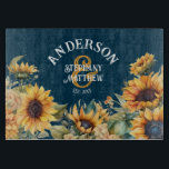 Rustic Solros Navy Personlig Bröllop Gift<br><div class="desc">Fira kärlek i nylingarna med den här fantastiska snäckan i Rustic Sunblomman Navy Personlig Bröllop Gift Cutter Board. Det här unika biet kombinerar en solros skönhet med en liten strålande elegans och skapar det som en perfekt till vilket köksfel som helst. Vare sig den används som matbricka för charkuterier eller...</div>