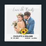 Rustic Solros Photo Wedding Favor Magnet<br><div class="desc">Rustic Solrossols Photo Wedding Favor-magnet har en rustik bakgrund,  solrosklipp,  text och bröllop-fotomall. En perfekt solrosbröllopsgåva till dina gäster. Klicka på knappen Anpassa för att anpassa den med texten eller fotot.Besök gärna min butik " loveyouart" om du vill ha andra eller liknande utformningar. IMAGE KREDIT RAWPIXEL.COM DESIGN LAYOUT LOVEYOUART</div>
