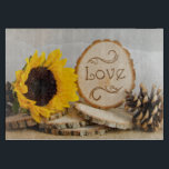 Rustic Solros Woodland Bröllop<br><div class="desc">Den charmerande och personligen Rustic Sunsphere Woodland Bröllop Cpping Board ger en unik presentidé för en förlovningsfest, möhippa eller giftermål. Den naturliga anpassningsbarna utomhus med skogen eller bröllop har ett stil-foto av en gult solrosliknande blommar, träskivor med ord KÄRLEK på den, brunt gräs-kon och vit möhippa-slöja med en spricka och...</div>