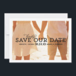 Rustic Stollig | Spara datum i foto Datumet<br><div class="desc">Den här roliga,  visuella sparandet av datumet för vykortet innehåller texten "Vänligt spara vårt datum" i mitten på kortet,  som täcker ett stort foto. Anpassa med information om bröllop och favoritfoto. Ytterligare foton och text kan läggas till på kortets baksida.</div>