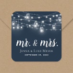 Rustic String Ljus Mr. och Bröllop Monogram Fyrkantigt Klistermärke<br><div class="desc">Anpassningsbar tryckta klistermärken personlig med ditt mr- och Mrs Mongram- och bröllop-datum, perfekt för bröllopsetiketter, välkomstpåsar eller kuvertförseglingar med dina inbjudningar. Utformningen har en ljussken ljus och Mason burk på en marin blå bakgrund. Använda designen verktyg för att välja valfri bakgrund färg, ändra texten typsnitt och färger eller ladda upp...</div>