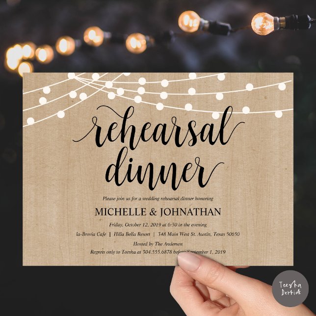 Rustic String Ljus Rehearsal Dinner Inbjudan (Rustic String Lights Rehearsal Dinner Invites Card, PDF, Brown Wood Background)