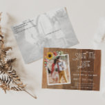 Rustic Sunblommor 2 Photo Wood Spara datumet Vykort<br><div class="desc">Rustic Sunblommor 2 Photo Wood Save the Date Postcard - Meddela din bröllop-dag till din familj och vänner med vår gelikar spara vykortet för datum. Med vykort visas 2 av dina foton, på framsidan med vackra solblommor, baby utandning, bomull och grönt omgiven av en enkel ram på lingets bakgrund, det...</div>