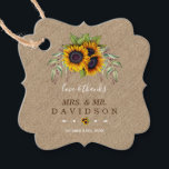 Rustic Sunwers Old Barn Linen Bröllop Gåvor Etiketter<br><div class="desc">Rustik,  romantisk kortdesign med vattenfärgade solblommor,  pilar med hjärta och solblommor som delare,  vackra handskriftsskript,  allt på linen canvas bakgrund. Använda Anpassa verktyg om du vill lägga till din information. Matchande föremål finns i min gamla raustiska solblommor.</div>