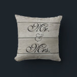 Rustic Swehoney Bord Pillow Kudde<br><div class="desc">Den här dekorativ kudde har en illustrerad bakgrund till ladugårdsplattan,  så den är fortfarande mjuk vid beröringen. Den här kudden är en underbar accent för sovrummet,  vardagsrummet eller bord. Rulla ner för att se andra samordnande kuddar.</div>