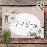Rustic Tan Gräs Winter Gnistra Bröllop Tack Kort<br><div class="desc">Den här designen har en rustik grönt gräs och pineconbukett på en mjuk beige bakgrund med vita blommor. Den accentueras med en vit gnistra övertäckning för att illustrera magin i de vackra vinterhelgdagarna. Perfekt till jul- eller vinterbröllop. Kortet är en del av Rustic Tan Gräs Winter Gnistra Bröllop Suite som...</div>