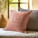 Rustic Terracotta Monogram - första inomhusbruk ut Kudde<br><div class="desc">Den här strålande designen visar en monogrammad inledning i hjärtat av ett leafy gren-motiv som ställs mot en vacker terracotta-bakgrund. Chic och elegant barr mönster är idealiska för att förbättra dekorn för ditt sovrum, familjerum, vardagsrum, porch eller tålamod. Anpassa den här klassiska bondkudden med familjens monogrammade början för att skapa...</div>