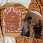 Rustic Terracotta Spain Photo Arch Bröllop Inbjudningar<br><div class="desc">Meddela din speciella dag med den här roliga terracotta-bröllopsinbjudan med en spansk fotoarch-design. Det är perfekt för par som vill fira sitt arv eller vara värd för en ceremoni på spanska. Med varma, skarpa toner och ett tidlöst bedövningsmedel är det enkelt att anpassade den här inbjudan med dina detaljer för...</div>