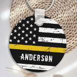 Rustic Thin Guld Line Flagga Personlig Dispatcher Nyckelring<br><div class="desc">Thin Guld Line Flagga Keychain - USA:s amerikanska flagga design i Dispatcher Flagga, nödlidande design. Perfekt för alla 911 avsändare, polisinspektörer och brandsläckare. Anpassa med avsändare namn.. Den här tunna nyckelkedjan i guld är perfekt för en avsändare i pension party favors, avsändare tack för presenten. COPYRIGHT © 2020 Judy Burrows,...</div>