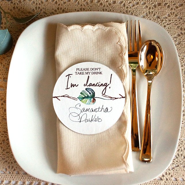 Rustic Tropical Brown, Grönt Place Card Namn brick Underlägg Papper Rund (don't take my drink i'm dancing drink topper monstera leaf tropical wedding favor table decor)