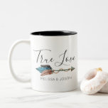 Rustic Turcos Feather Arrow Boho Chic Äkta kärlek Två-Tonad Mugg<br><div class="desc">Stil er contemporary bröllop med elegant, rustiskt bohemskt flluft! Fjädrar från finare och snävt pil inslag håller på att utvecklas, men ändå är det tidlöst. Fet turkos blå par på ett snyggt sätt med neutralt i modern vattenfärg stil. ・ Anpassa den! Klicka på knappen "Anpassa" om du vill ändra typsnitt,...</div>