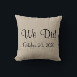 Rustic "Vi gjorde", Monogrammed Pillow Kudde<br><div class="desc">Det här dekorativ kudde har en illustrerad bakgrund av stomme/bräckt, så att det ser ut som det är, men ändå är mjukt vid beröringen. Den här kudden säger "Vi gjorde" och bröllop-datumet för det nygifta paret på framsidan, och "Mr och Mrs" med deras nya efternamn på baksidan, skapar det en...</div>