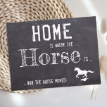 Rustic Vi har flyttat Horse Pet Flytta Announcemen Vykort<br><div class="desc">Hem är där hästen är ... och hästen flyttat! Låt din bästa vän meddela din rörelse med det här söta och roliga annonskortet för hästar flytta på en rustik schalkboard-platta.. Anpassa baksidan med namn och din ny adress. Detta meddelande om flytta av hästar är ett måste för alla hästälskare och...</div>