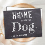 Rustic Vi har flyttat Hund Flytta Announcement Pos Vykort<br><div class="desc">Hemmet är där Hund är ... och hund flyttat! Låt din bästa vän tillkännage din rörelse med det här söta och rolig hund flyttan-annonskortet på en rustik schalkboard-platta. Anpassa baksidan med namn och din ny adress. Detta tillkännagivande om flytta i hund är ett måste för alla hund, hund, pappor och...</div>