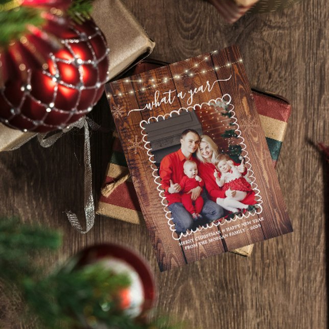 Rustic Vilken ettårig fotokollage jul Kort (rustic christmas cards elegant modern family photo string lights snowflakes wood country what a year)