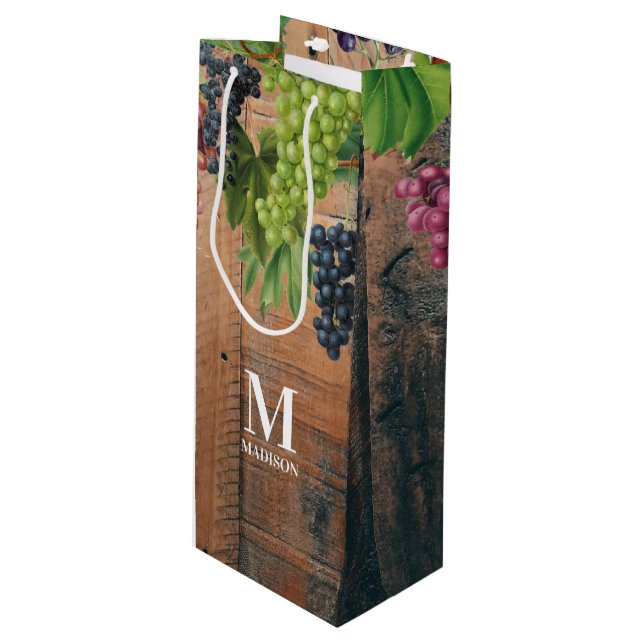 Rustic Vineyard Wood & Grapes Monogram (Framsidan Vinklad)