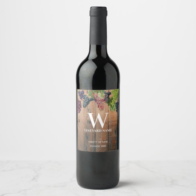 Rustic Vineyard Wood & Grapes Monogram Vinflaska Etikett (Framsida)