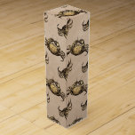 Rustic Vintage Crab Mönster på Taupe Presentask För Vinflaska<br><div class="desc">Ge din gåva en liten bit kustnostalgi med den här roliga designen som innehåller utförliga illustrationer av vintagen på en taupbakgrund. Perfekt för strand älskare,  sjömatsentusiaster och nautiskt betingade evenemang lägger mönster till en sofistikerad marin vibe med tidlös charm till alla presentationer.</div>