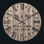Rustic Vintage Personlig Brown Wood Anpassningsbar Stor Klocka<br><div class="desc">En vacker, unik och naturnära personlig har en faux-rustik brun trä med svart anpassning av hans och hennes namn i en övertäckningsdesign för skript och det efternamn och år som fastställts i ett fet skript med tryckt träbakgrund. Anpassa klockan genom att lägga till din personliga information. Gör ett underbart bröllop,...</div>