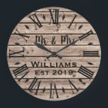 Rustic Vintage Personlig Brown Wood Anpassningsbar Stor Klocka<br><div class="desc">En vacker, unik och naturnära personlig har en faux-rustik brun trä med svart anpassning av hans och hennes namn i en övertäckningsdesign för skript och det efternamn och år som fastställts i ett fet skript med tryckt träbakgrund. Anpassa klockan genom att lägga till din personliga information. Gör ett underbart bröllop,...</div>