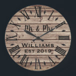 Rustic Vintage Personlig Brown Wood Anpassningsbar Stor Klocka<br><div class="desc">En vacker, unik och naturnära personlig har en faux-rustik brun trä med svart anpassning av hans och hennes namn i en övertäckningsdesign för skript och det efternamn och år som fastställts i ett fet skript med tryckt träbakgrund. Anpassa klockan genom att lägga till din personliga information. Gör ett underbart bröllop,...</div>